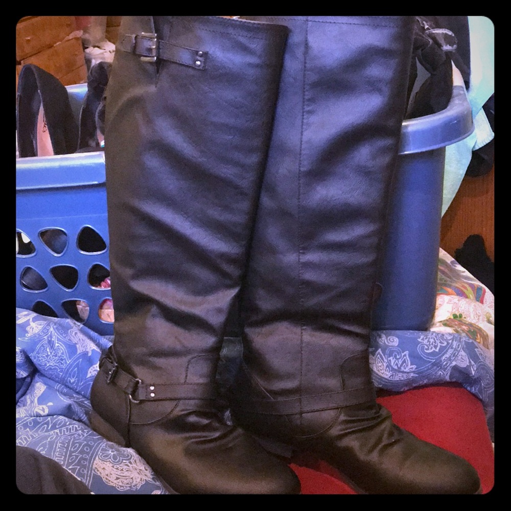 Calf high flat zip up boots size 10 womens